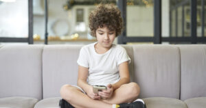Lee más sobre el artículo Tips para regular el uso de pantallas en tus niños