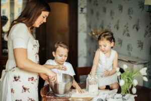 Lee más sobre el artículo Cocinar en familia: recetas simples que se convierten en recuerdos